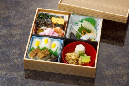 祝い膳がパッケージにギュッと詰まった【松花堂弁当】